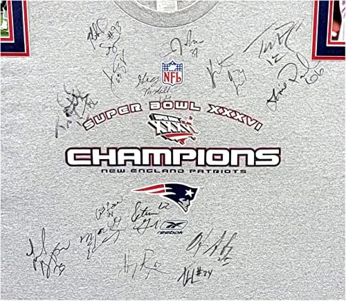 Tom Brady İmzalı Oto T-Shirt Takım İmzalı 1st Patriots Win 2002 Şampiyonlar Çerçeveli